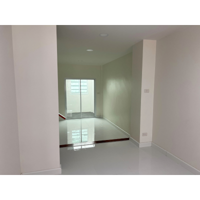 ขาย Town House 2 ชั้น ขนาด 2 ห้องนอน 2 ห้องน้ำ ถ.ประดิษฐ์มนูธรรม ใกล้ถนนใหญ่ พื้นที่ 17 ตรว. ใช้สอยได้ 100 ตรม. เพิ่งรีโนเวท พร้อมเข้ามาอยู่ได้เลย
