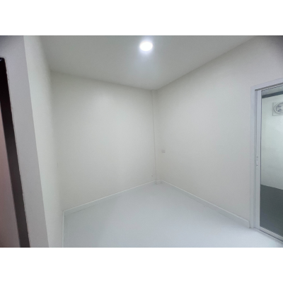 ขาย Town House 2 ชั้น ขนาด 2 ห้องนอน 2 ห้องน้ำ ถ.ประดิษฐ์มนูธรรม ใกล้ถนนใหญ่ พื้นที่ 17 ตรว. ใช้สอยได้ 100 ตรม. เพิ่งรีโนเวท พร้อมเข้ามาอยู่ได้เลย