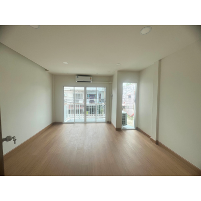 ขาย Town House 2 ชั้น ขนาด 2 ห้องนอน 2 ห้องน้ำ ถ.ประดิษฐ์มนูธรรม ใกล้ถนนใหญ่ พื้นที่ 17 ตรว. ใช้สอยได้ 100 ตรม. เพิ่งรีโนเวท พร้อมเข้ามาอยู่ได้เลย