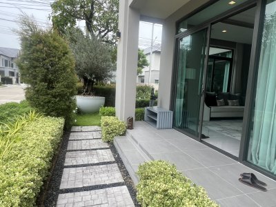 ขายบ้านตัวอย่าง โครงการ Grand Bangkok Boulevard รามอินทรา-วัชรพล พื้นที่ 77.5 ตรว. ใช้สอยได้ 315 ตรม. ใกล้ทางด่วน จตุโชติ เดินทางสะดวกโซน เอกมัย-รามอินทรา และห้างมากมาย