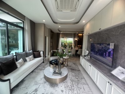 ขายบ้านตัวอย่าง โครงการ Grand Bangkok Boulevard รามอินทรา-วัชรพล พื้นที่ 77.5 ตรว. ใช้สอยได้ 315 ตรม. ใกล้ทางด่วน จตุโชติ เดินทางสะดวกโซน เอกมัย-รามอินทรา และห้างมากมาย
