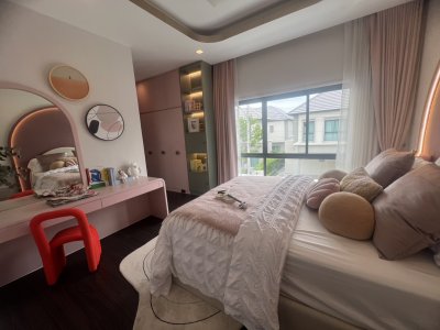 ขายบ้านตัวอย่าง โครงการ Grand Bangkok Boulevard รามอินทรา-วัชรพล พื้นที่ 77.5 ตรว. ใช้สอยได้ 315 ตรม. ใกล้ทางด่วน จตุโชติ เดินทางสะดวกโซน เอกมัย-รามอินทรา และห้างมากมาย
