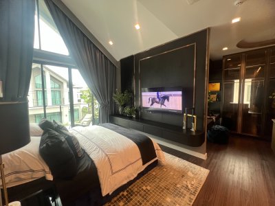 ขายบ้านตัวอย่าง โครงการ Grand Bangkok Boulevard รามอินทรา-วัชรพล พื้นที่ 60.1 ตรว. ใช้สอยได้ 246 ตรม. ใกล้ทางด่วน จตุโชติ เดินทางสะดวกโซน เอกมัย-รามอินทรา และห้างมากมาย