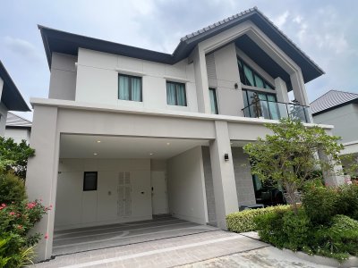 ขายบ้านตัวอย่าง โครงการ Grand Bangkok Boulevard รามอินทรา-วัชรพล พื้นที่ 60.8 ตรว. ใช้สอยได้ 232 ตรม. ใกล้ทางด่วน จตุโชติ เดินทางสะดวกโซน เอกมัย-รามอินทรา และห้างมากมาย