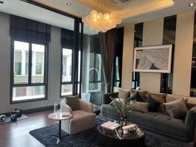 ขายบ้านตัวอย่าง โครงการ Grand Bangkok Boulevard Signature รามอินทรา-วัชรพล พื้นที่ 154.5 ตรว. ใช้สอยได้ 439 ตรม. ใกล้ทางด่วน จตุโชติ เดินทางสะดวกโซน เอกมัย-รามอินทรา และห้างมากมาย