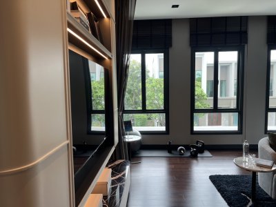 ขายบ้านตัวอย่าง โครงการ Grand Bangkok Boulevard Signature รามอินทรา-วัชรพล พื้นที่ 154.5 ตรว. ใช้สอยได้ 439 ตรม. ใกล้ทางด่วน จตุโชติ เดินทางสะดวกโซน เอกมัย-รามอินทรา และห้างมากมาย