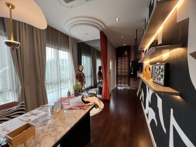 ขายบ้านตัวอย่าง โครงการ Grand Bangkok Boulevard Signature รามอินทรา-วัชรพล พื้นที่ 137.7 ตรว. ใช้สอยได้ 391 ตรม. ใกล้ทางด่วน จตุโชติ เดินทางสะดวกโซน เอกมัย-รามอินทรา และห้างมากมาย