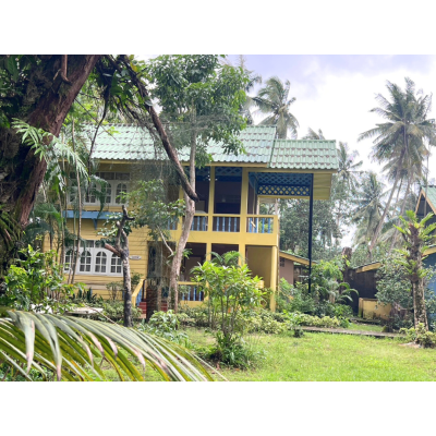 Resort for Sale 3-Star Riverside Property in Khlong Yai District, Trat. Land Size is 3 rai with 1 Rai for parking area can accommodate up to 13 cars. Regularly fully booked with long-stay international guests. Outdoor swimming pool and Quiet, private, and
