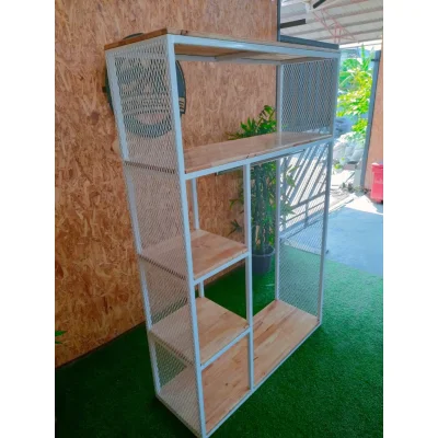 ชั้นวางของพร้อมราวแขวนผ้าปิดข้างตะแกรง