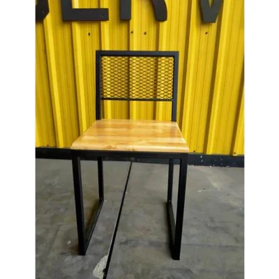 เก้าอี้กมีพนักพิงหลัง พื้นไม้ และ ตะแกรง เก้าอี้กมีพนักพิงหลัง พื้นไม้ และ ตะแกรง