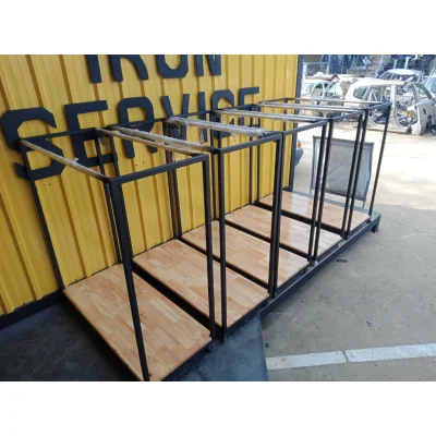 ราวแขวนผ้าแบบราวคู่ พื้นล่างเป็นไม้