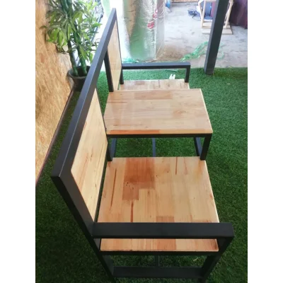 ม้านั้งคู่มีพนักแพิงหลังและแขนพื้นไม้นั้งได้2คน ม้านั้งคู่มีพนักแพิงหลังและแขนพื้นไม้นั้งได้2คน