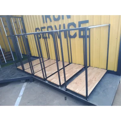 ราวแขวนผ้าแบบราวคู่ พื้นล่างเป็นไม้