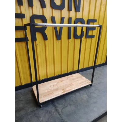 ราวแขวนผ้าแบบราวคู่ พื้นล่างเป็นไม้