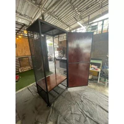 ตู้ใส่เสื้อผ้า บานไม้ เสริมตะแกรงเหล็กฉีก ตู้ใส่เสื้อผ้า บานไม้ เสริมตะแกรงเหล็กฉีก