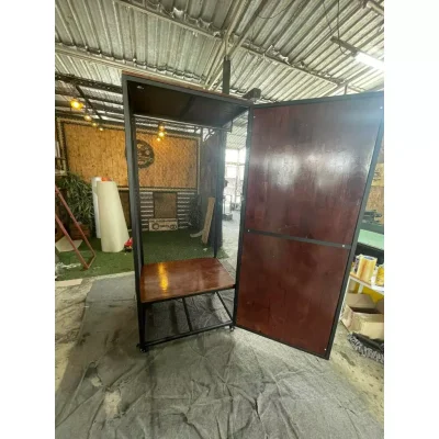 ตู้ใส่เสื้อผ้า บานไม้ เสริมตะแกรงเหล็กฉีก ตู้ใส่เสื้อผ้า บานไม้ เสริมตะแกรงเหล็กฉีก