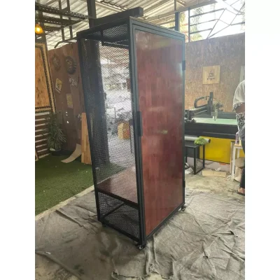 ตู้ใส่เสื้อผ้า บานไม้ เสริมตะแกรงเหล็กฉีก ตู้ใส่เสื้อผ้า บานไม้ เสริมตะแกรงเหล็กฉีก