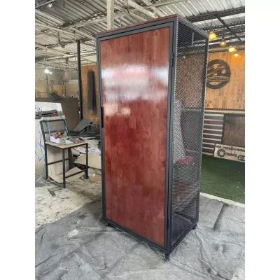 ตู้ใส่เสื้อผ้า บานไม้ เสริมตะแกรงเหล็กฉีก ตู้ใส่เสื้อผ้า บานไม้ เสริมตะแกรงเหล็กฉีก