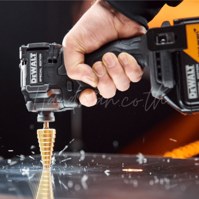 ชุดสว่านเเละไขควงกระแทกไร้สาย DEWALT รุ่น DCK2222MP2T-QW (MCLAREN)