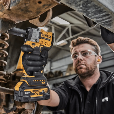 บล็อกกระแทกไร้สาย 18V/ 20V DEWALT รุ่น DCF921P1-B1 (มาพร้อมแบตเตอรี่เเละแท่นชาร์จ) บล็อกกระแทกไร้สาย 18V/ 20V DEWALT รุ่น DCF921P1-B1 (มาพร้อมแบตเตอรี่เเละแท่นชาร์จ)