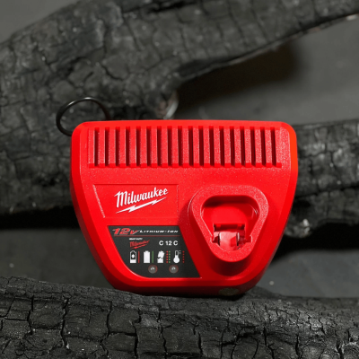 แท่นชาร์จแบตเตอรี่ 12V MILWAUKEE รุ่น C12 C