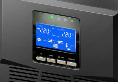หน้าจอ LCD อัจฉริยะของ UPS Memo Tower III แสดงสถานะไฟฟ้า แรงดัน และแบตเตอรี่แบบเรียลไทม์ ใช้งานง่าย ปลอดภัย