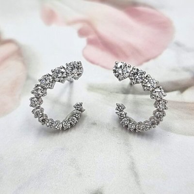 ต่างหูเพชร Sickle Stream Diamond Earrings