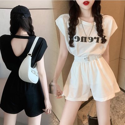 Super cute short-sleeved shirt and shorts set