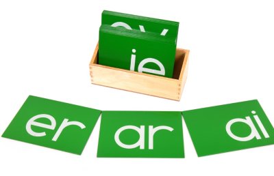 แผ่นตัวอักษรทรายตัวพิมพ์เล็กสองตัว