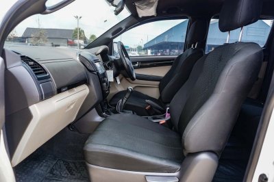 ISUZU D-MAX D-CAB1.9 HI-LANDER STEALTH Z DVD MT ปี 2019