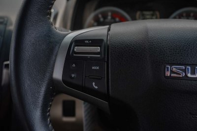 ISUZU D-MAX D-CAB1.9 HI-LANDER STEALTH Z DVD MT ปี 2019