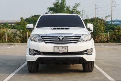 TOYOTA FORTUNER 2.5 V AT ปี2015 (กต719)
