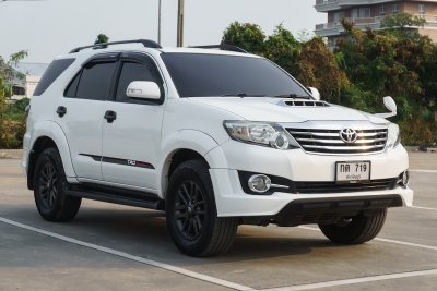 TOYOTA FORTUNER 2.5 V AT ปี2015 (กต719)