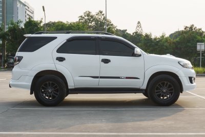 TOYOTA FORTUNER 2.5 V AT ปี2015 (กต719)