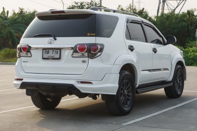TOYOTA FORTUNER 2.5 V AT ปี2015 (กต719)