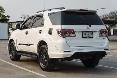 TOYOTA FORTUNER 2.5 V AT ปี2015 (กต719)
