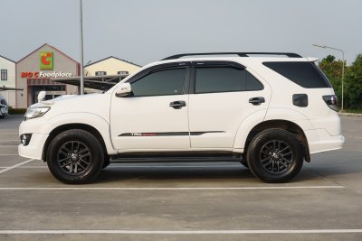 TOYOTA FORTUNER 2.5 V AT ปี2015 (กต719)