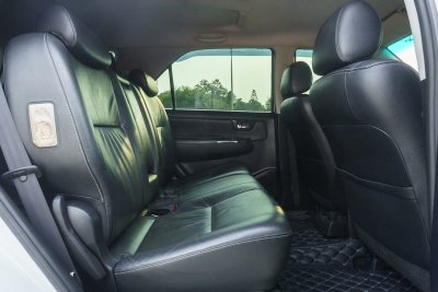 TOYOTA FORTUNER 2.5 V AT ปี2015 (กต719)