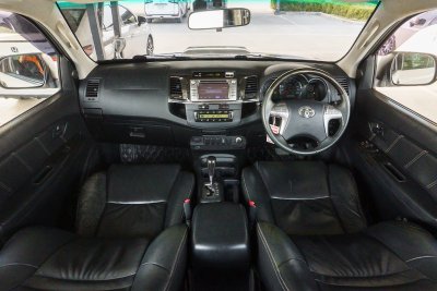TOYOTA FORTUNER 2.5 V AT ปี2015 (กต719)
