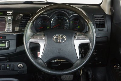 TOYOTA FORTUNER 2.5 V AT ปี2015 (กต719)