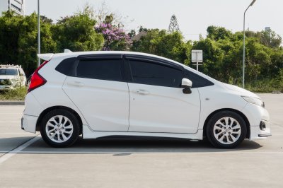 HONDA JAZZ 1.5 GK V+ AT ปี2017 (7กท1671)
