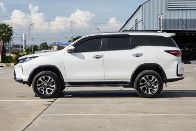 TOYOTA FORTUNER 2.4 LEADER V ปี2024 (กบ6354)