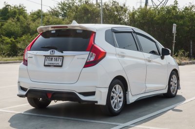 HONDA JAZZ 1.5 GK V+ AT ปี2017 (7กท1671)
