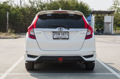 HONDA JAZZ 1.5 GK V+ AT ปี2017 (7กท1671)