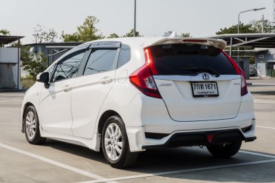 HONDA JAZZ 1.5 GK V+ AT ปี2017 (7กท1671)