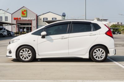 HONDA JAZZ 1.5 GK V+ AT ปี2017 (7กท1671)