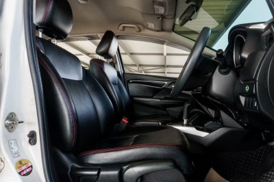 HONDA JAZZ 1.5 GK V+ AT ปี2017 (7กท1671)