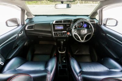HONDA JAZZ 1.5 GK V+ AT ปี2017 (7กท1671)