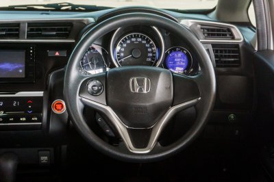 HONDA JAZZ 1.5 GK V+ AT ปี2017 (7กท1671)