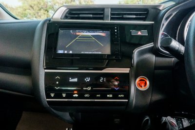 HONDA JAZZ 1.5 GK V+ AT ปี2017 (7กท1671)